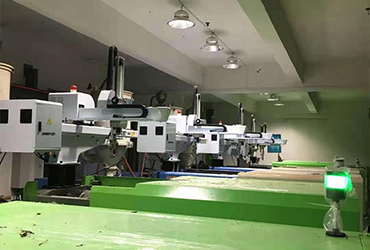 注塑企業(yè)如何選擇合適自己的機(jī)械手？ 